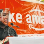 Un employé porte un masque de Jeff Bezos pour dénoncer les conditions de travail chez Amazon