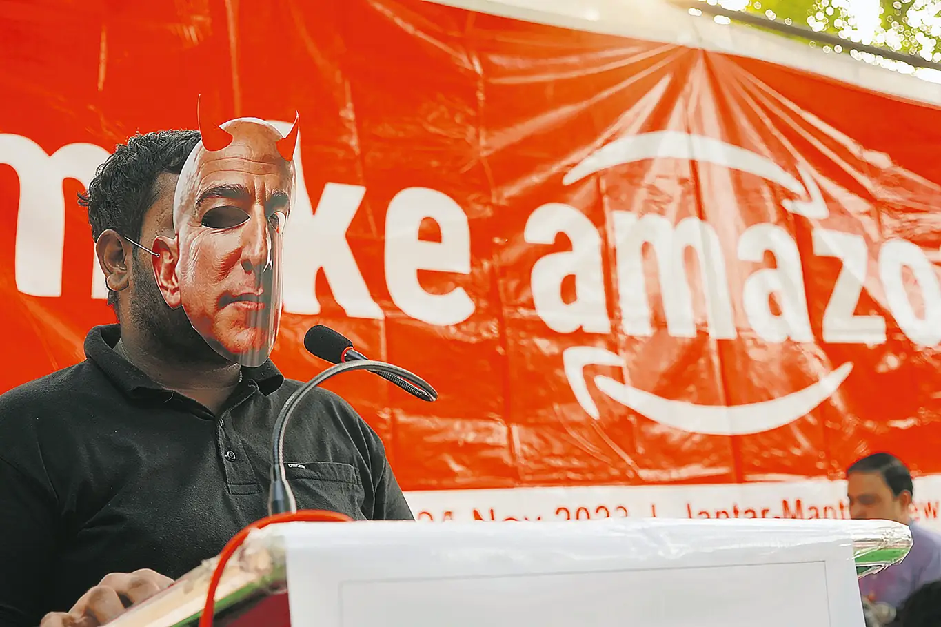 Un employé porte un masque de Jeff Bezos pour dénoncer les conditions de travail chez Amazon