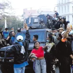 Des manifestants et des soldats à Antananarivo
