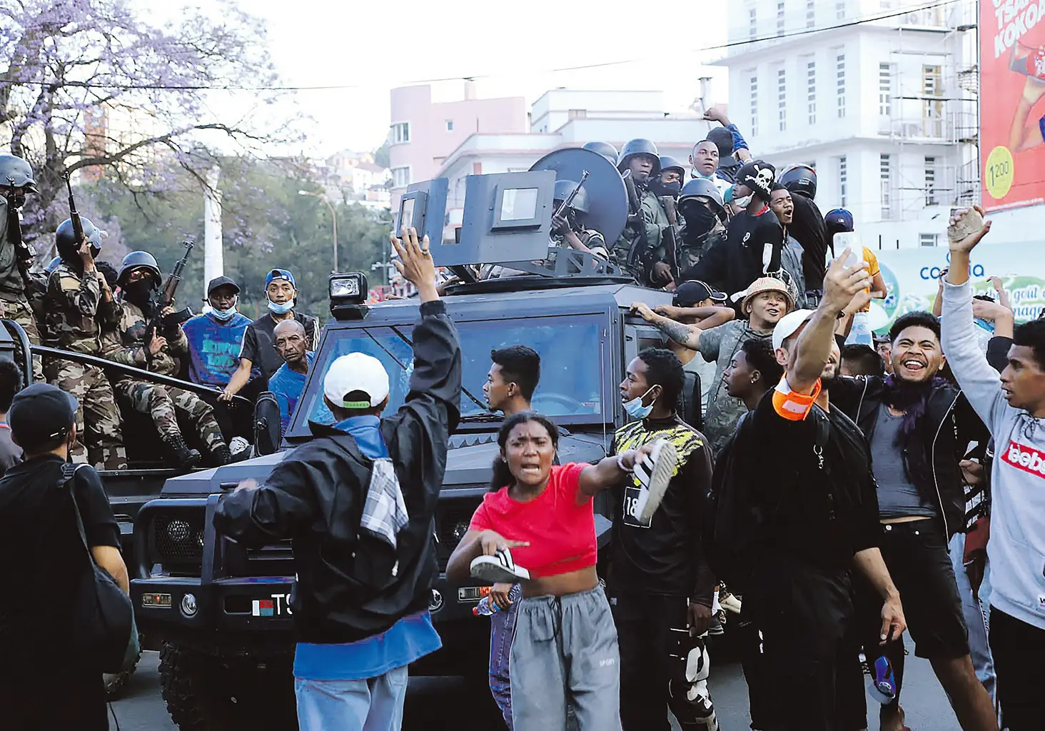 Des manifestants et des soldats à Antananarivo