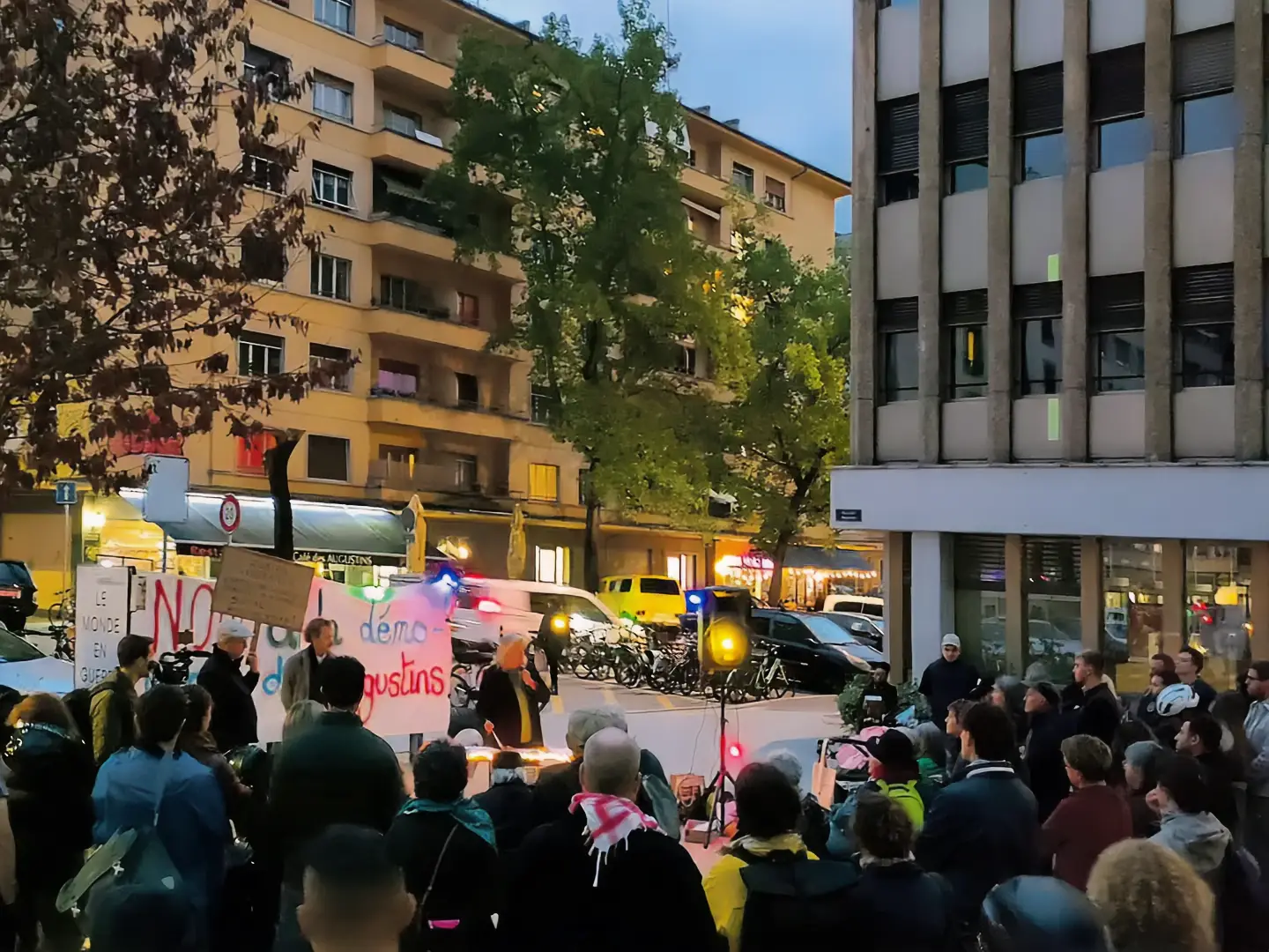 Des locataires protestent contre les démolitions-reconstructions d'immeubles