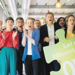 Lisa Mazzone et Roger Nordmann célèbrent la victoire de la Loi sur l'électricité