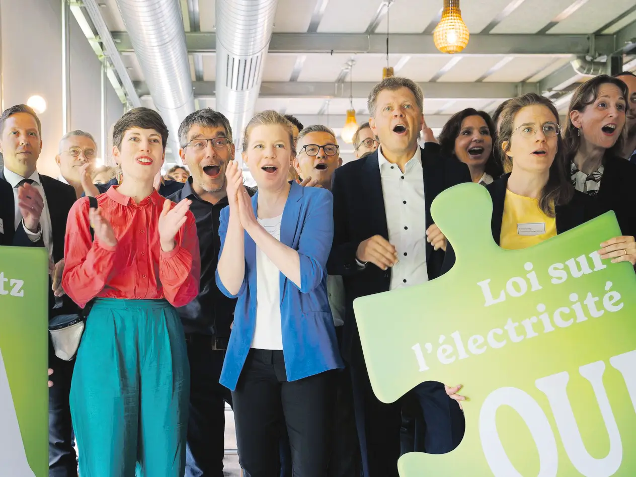 Lisa Mazzone et Roger Nordmann célèbrent la victoire de la Loi sur l'électricité