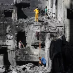 Des Palestiniens inspectent leurs maisons détruites après les bombardements israéliens qui ont visé un quartier résidentiel du camp de réfugiés d'Al Shati, ville de Gaza, 29 octobre 2025.