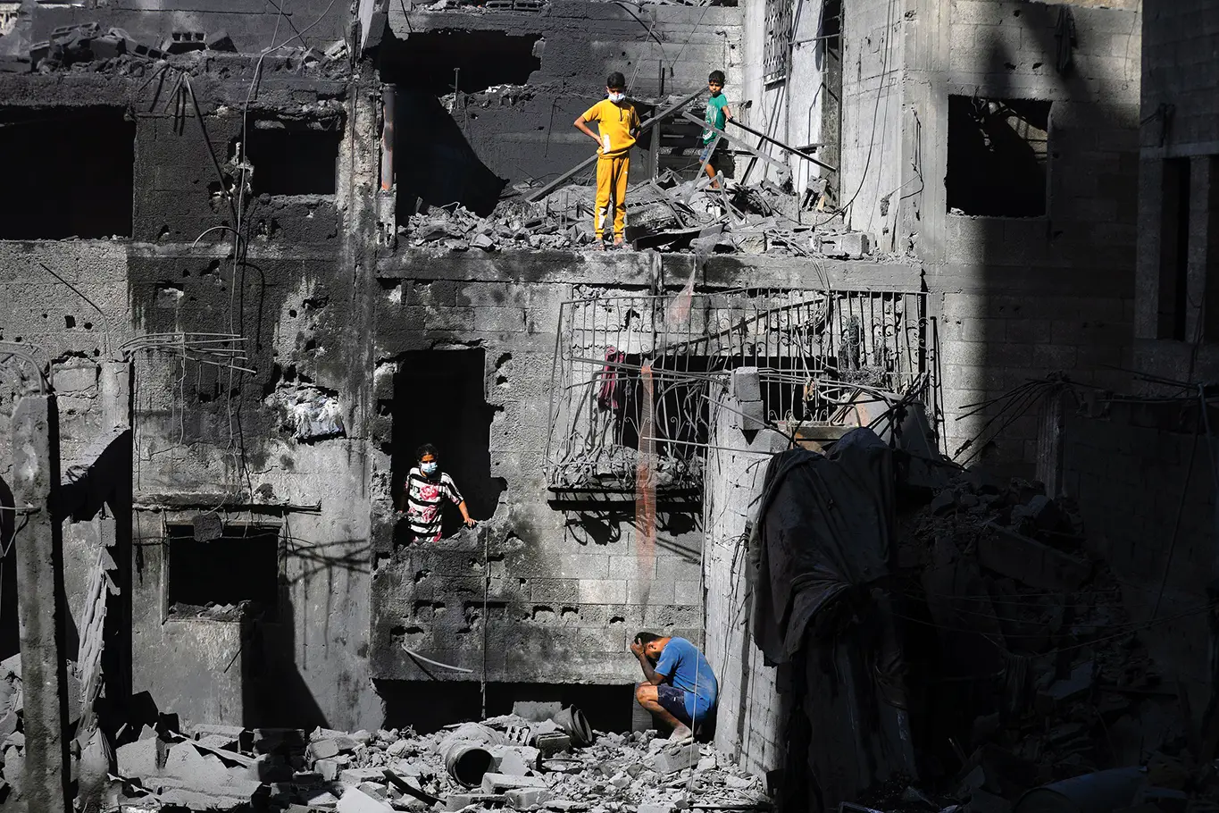 Des Palestiniens inspectent leurs maisons détruites après les bombardements israéliens qui ont visé un quartier résidentiel du camp de réfugiés d'Al Shati, ville de Gaza, 29 octobre 2025.