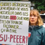 Une manifestante contre les mesures d'économie du canton de Fribourg