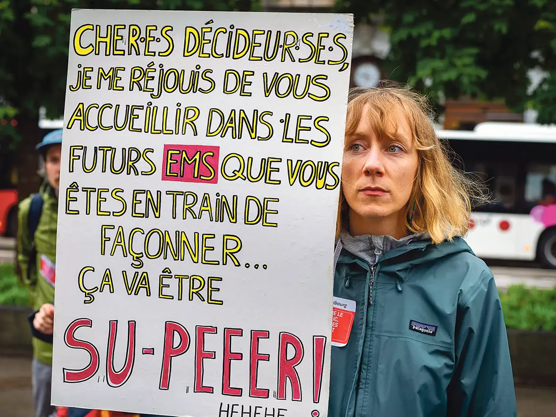 Une manifestante contre les mesures d'économie du canton de Fribourg