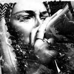 Le visage d'une manifestante est superposé à une photo de la destruction de Gaza