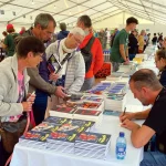 L’auteur Nicolas Feuz en train de dédicacer ses livres