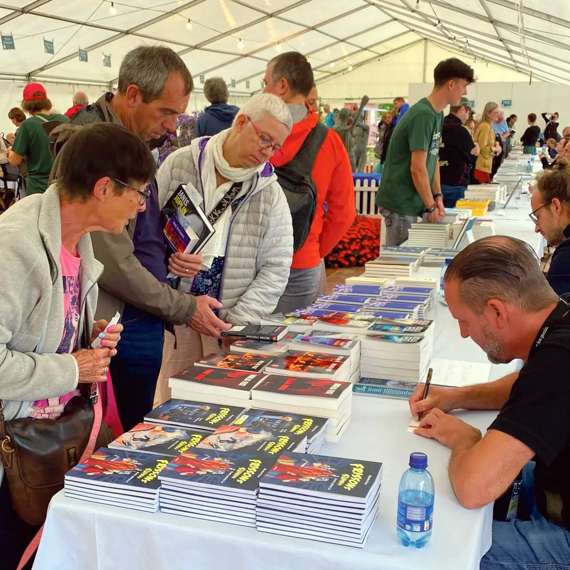 L’auteur Nicolas Feuz en train de dédicacer ses livres