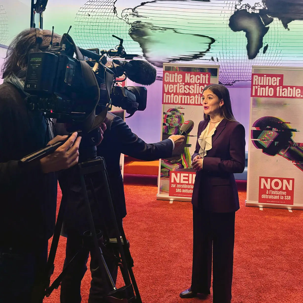Amélie Galladé lors de la conférence de presse de lancement de campagne contre l'initiative SSR 200 francs, ça suffit