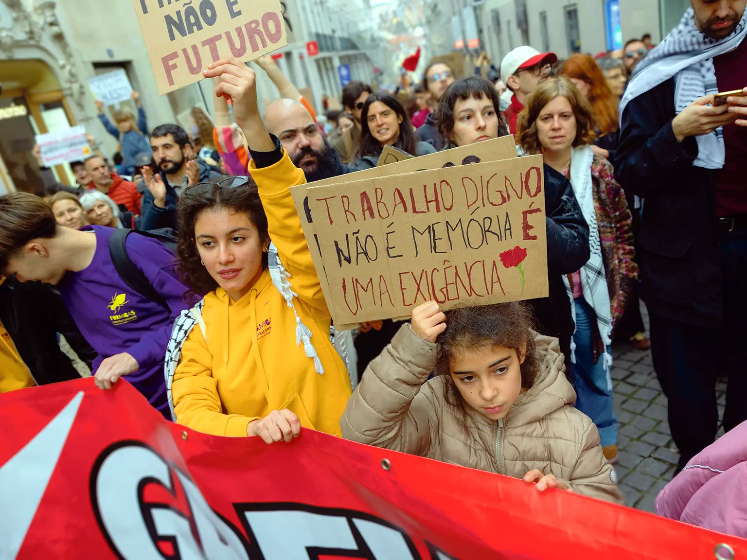 Des manifestantes lors de la grève générale de décembre 2025 au Portugal