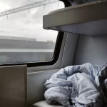 Un compartiment couchette dans un train de nuit