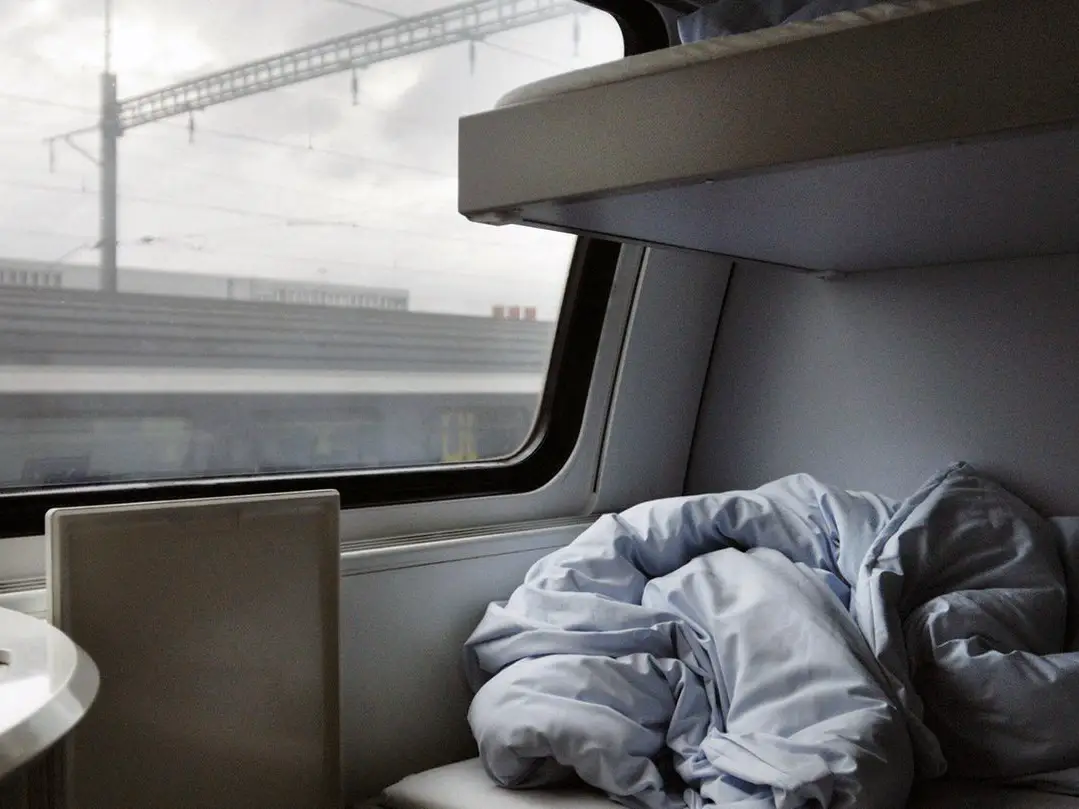 Un compartiment couchette dans un train de nuit