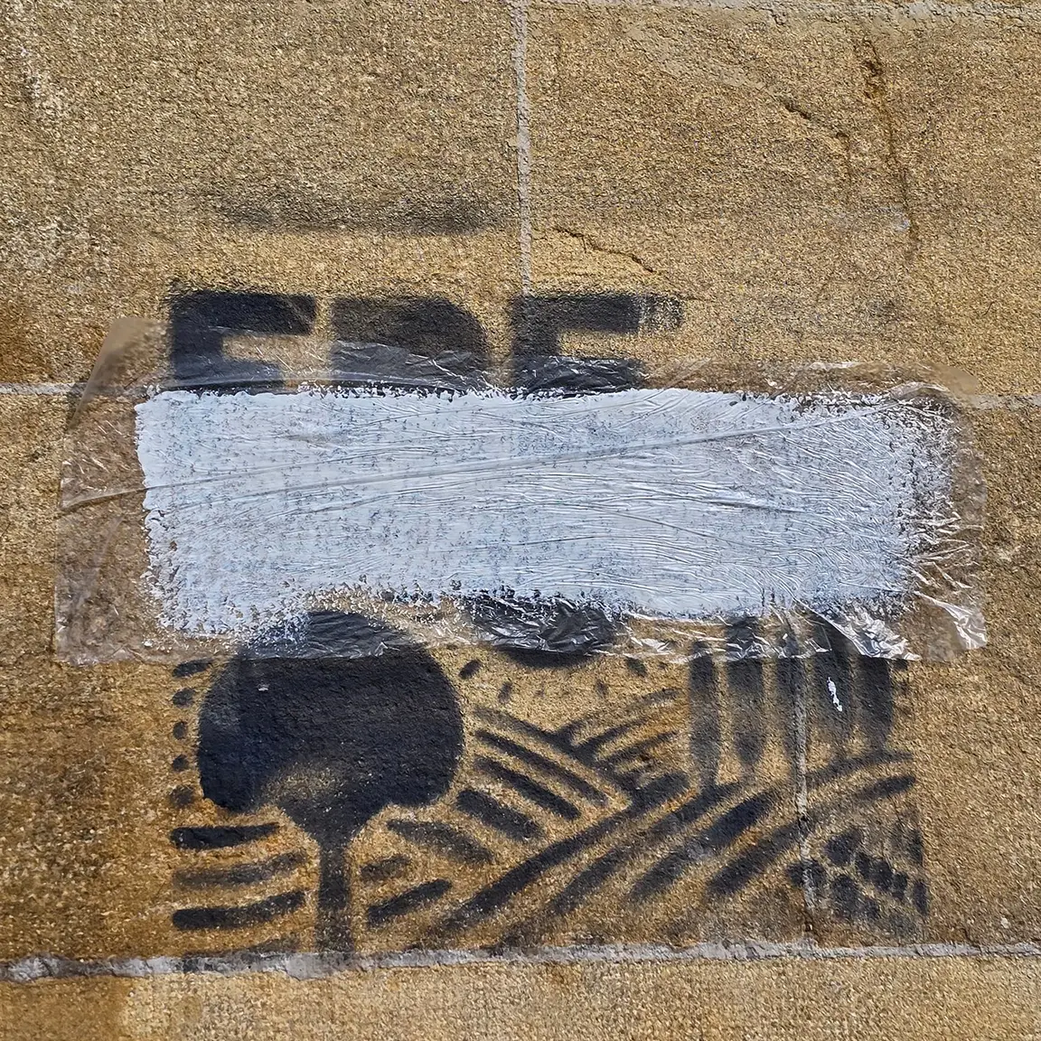 Tag (techniquement: pochoir) sur la Collégiale de Neuchâtel, lors du nettoyage