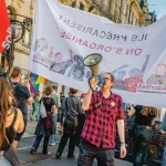 Banderole de la jeunesse solidaire “Ils précarisent, on s’organise”