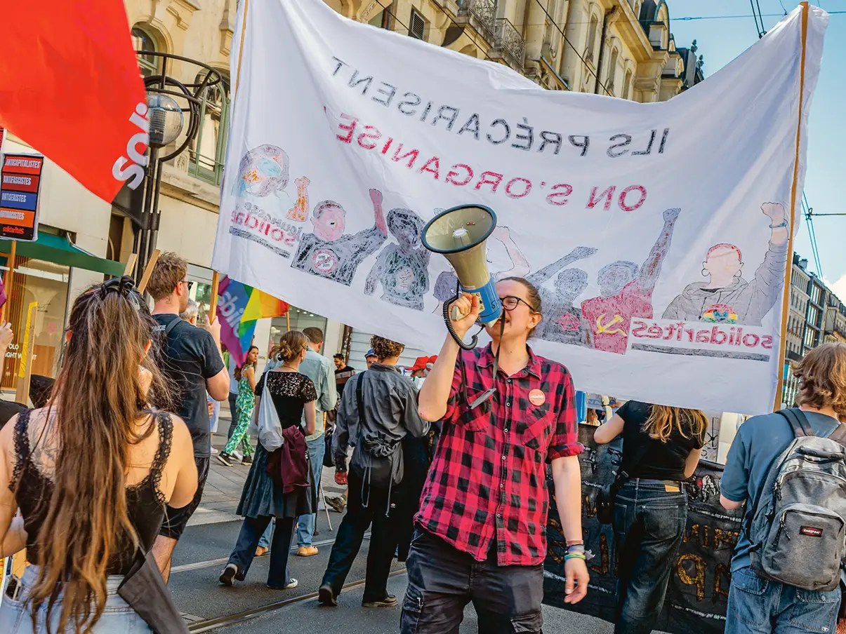 Banderole de la jeunesse solidaire “Ils précarisent, on s’organise”
