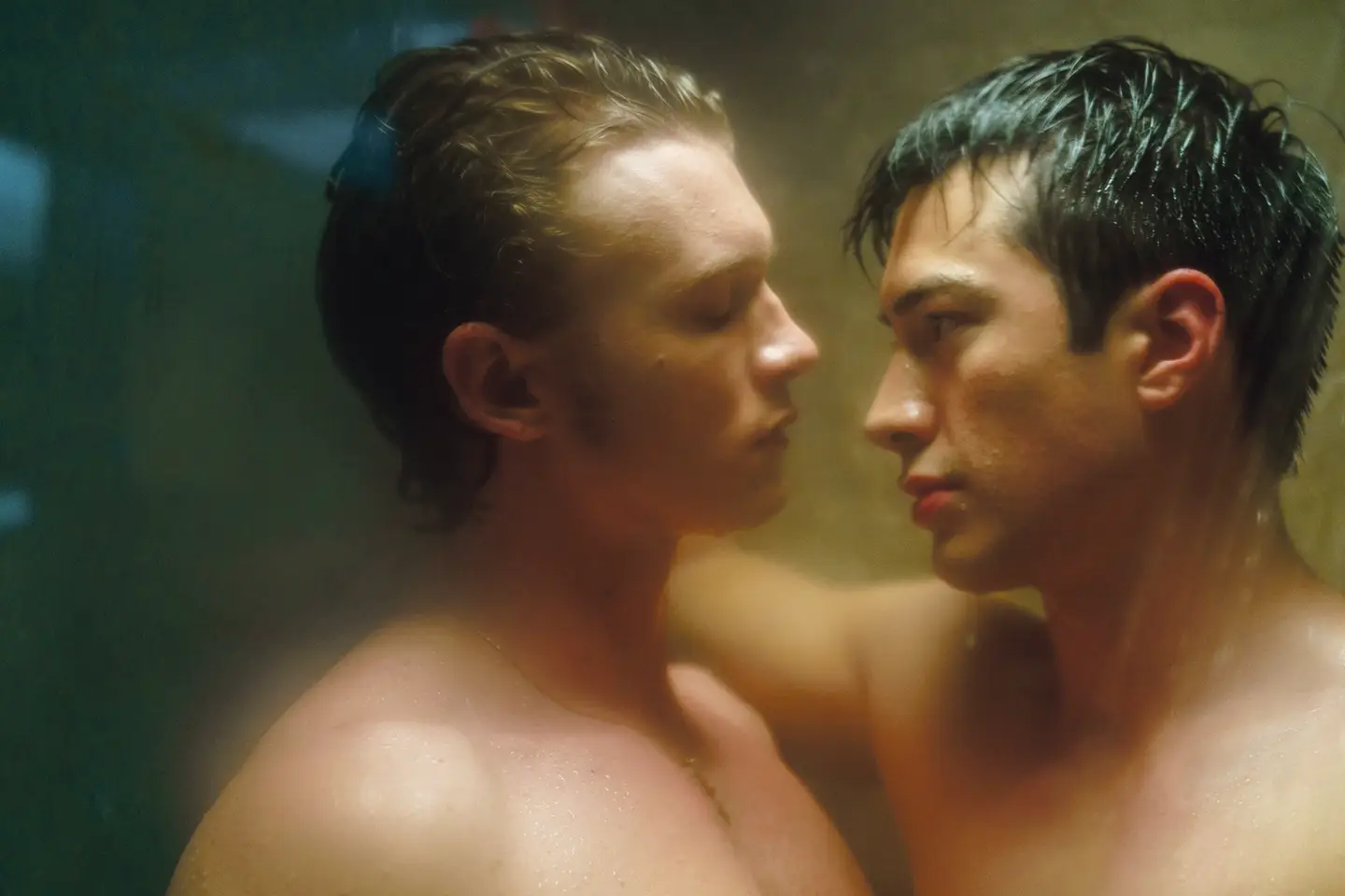 Les acteurs Connor Storrie et Hudson Williams dans la série Heated Rivalry