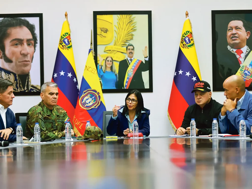 Delcy Rodriguez devant les portraits de Simon Bolivar, Hugo Chavez et Nicolas Maduro