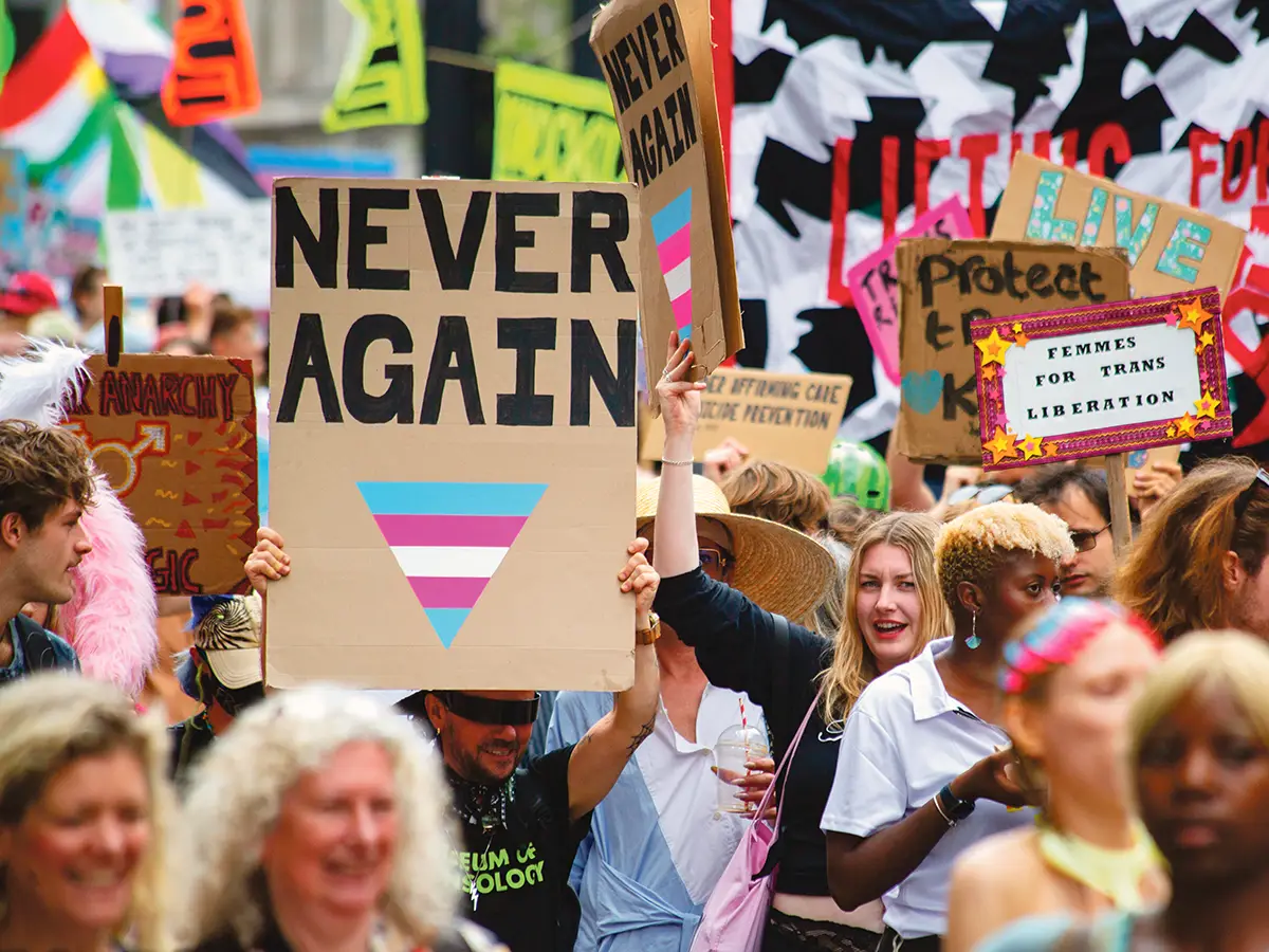 Une pancarte "Never again” dans une pride trans