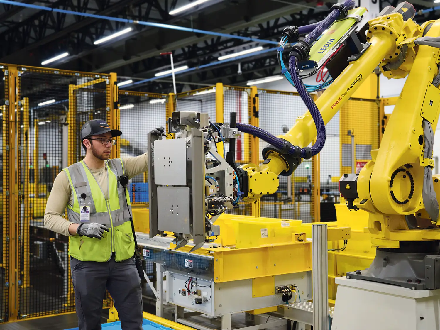 Un ouvrier face à un robot