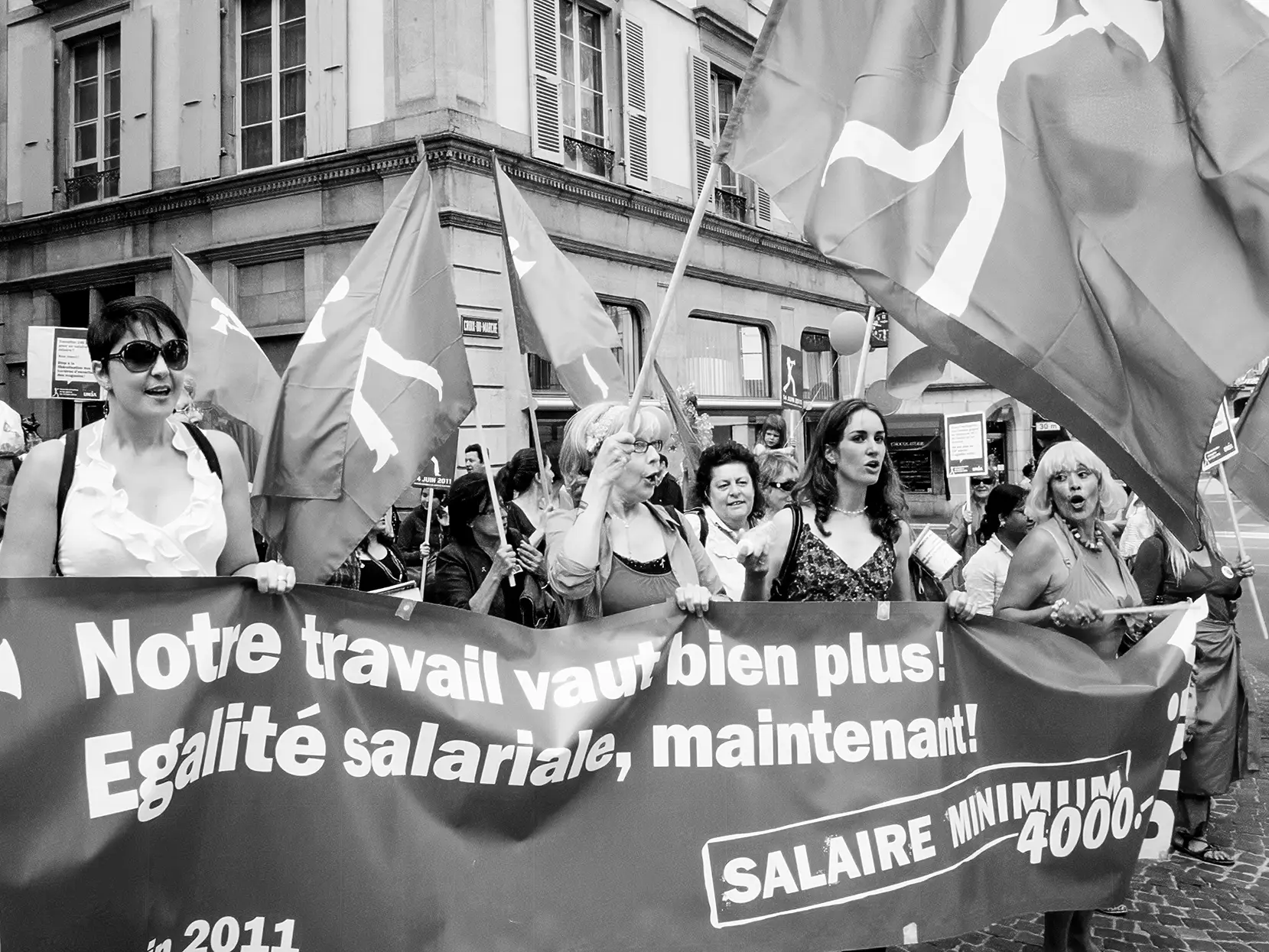 Banderole «Salaire minimum: 4000.–» lors de la manifestation commémorant les 20 ans de la Grève des femmes de 1991 à Neuchâtel.