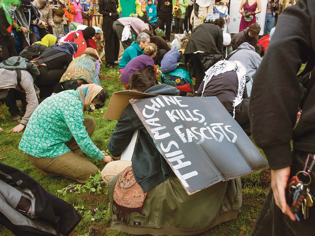 Pancarte «This machine kills fascists» lors du carnaval antifasciste de Lausanne
