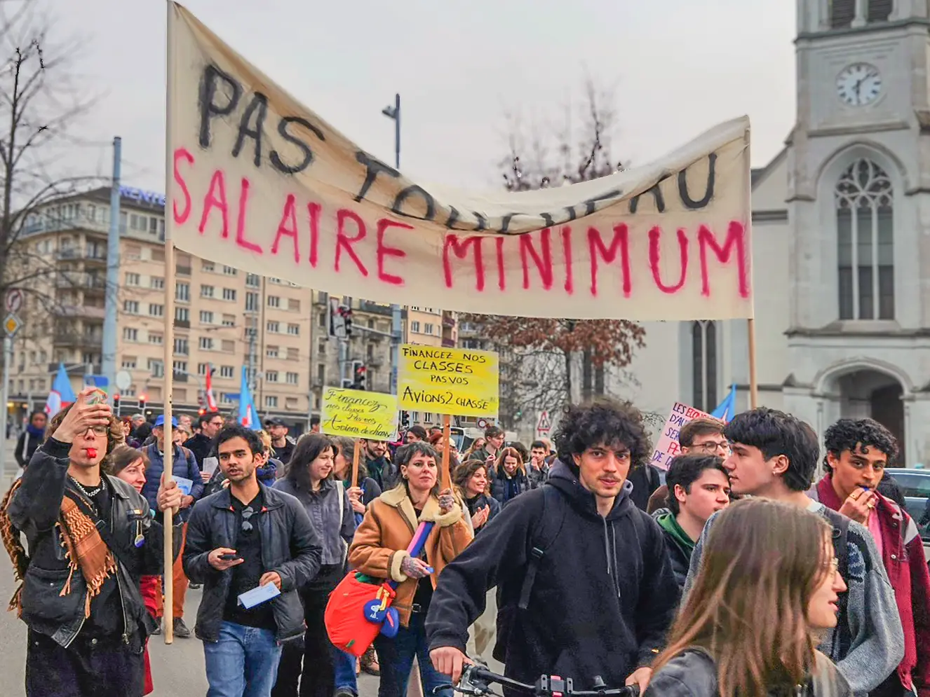 Banderole «Pas touche au salaire minimum»