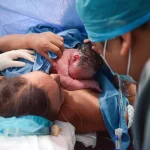 Une femme qui vient d'accoucher à l'hôpital avec son bébé