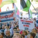 Pancartes «Israël: génocide» et «Tout a commencé en 1948»
