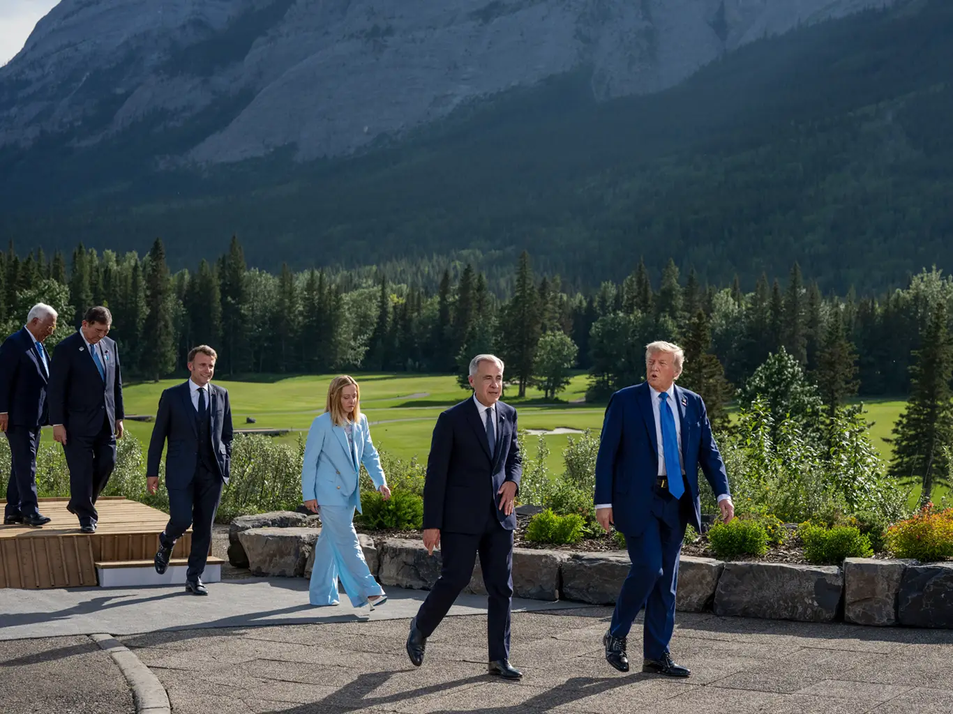 Donald Trump, Mark Carney, Giorgia Meloni et Donald Trump lors du G7