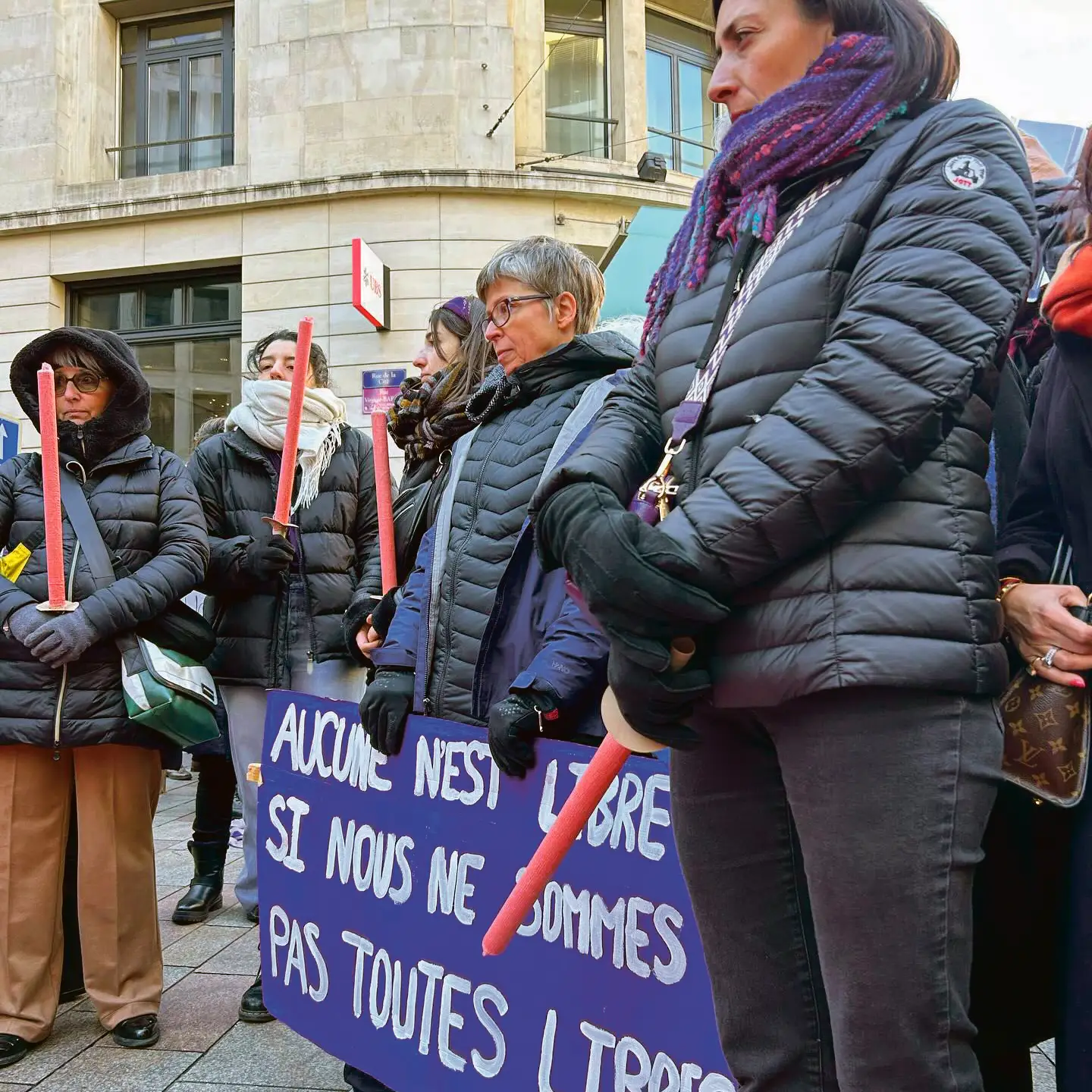 Banderole féministe “Aucune n’est libre si nous ne sommes pas toutes libres”