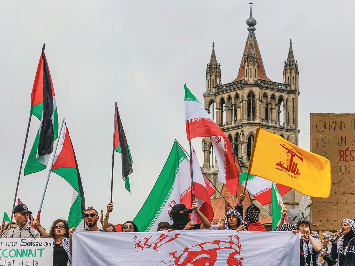 Drapeaux iraniens lors d'une manifestation à Lausanne