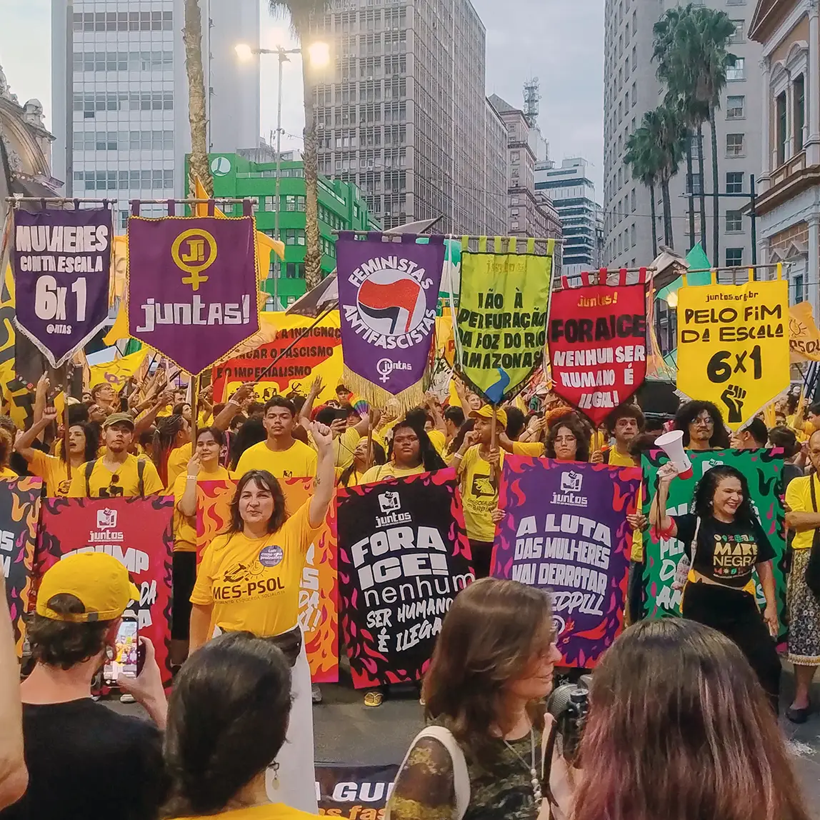 Banderole de toutes les couleurs lors d'une manifestation antifasciste au Brésil