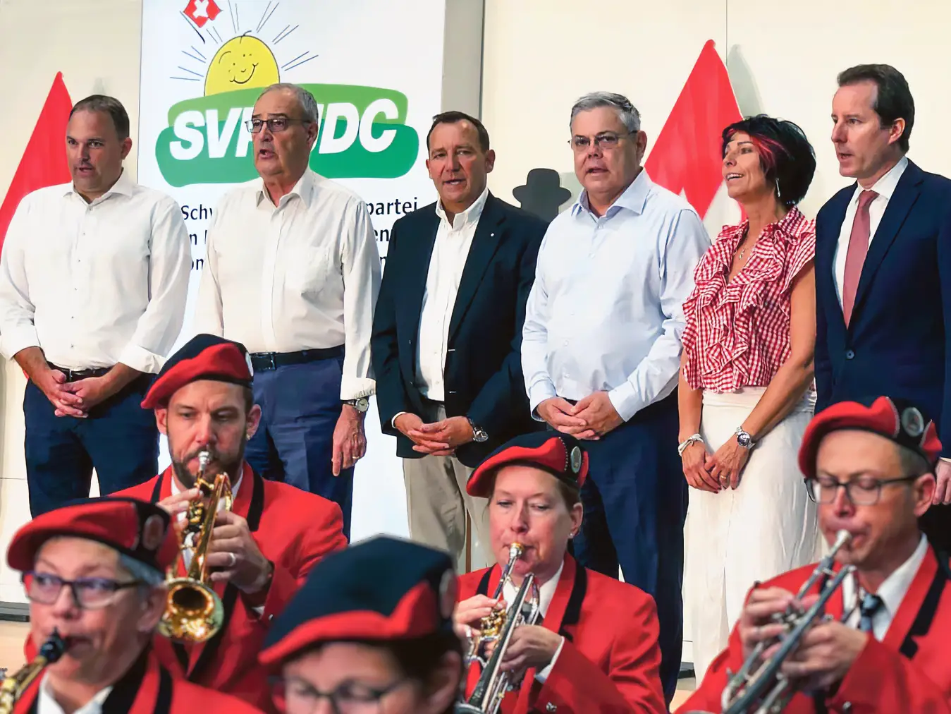 Marcel Dettling, Guay Parmelin, Thomas Matter, Franz Grüter, Sandra Sollberger et Thomas Aeschi en train de chanter