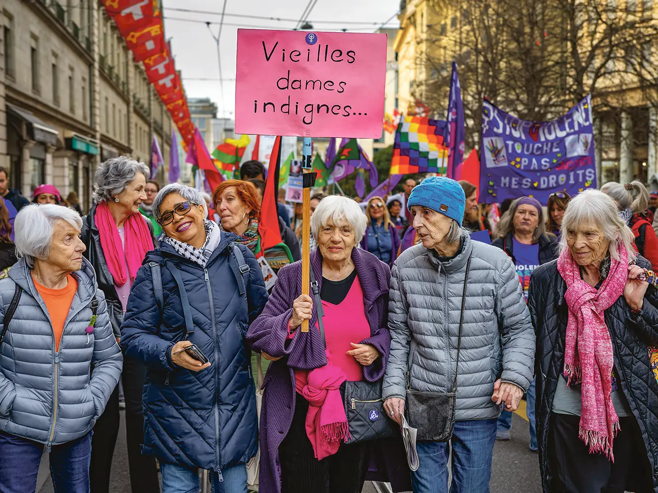 Cinq manifestantes âgées tiennent une pancarte «Vieilles dames indignes»