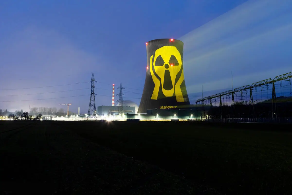 Un symbole nucléaire en forme de tête de mort est projeté sur la centrale nucléaire de Gösgen