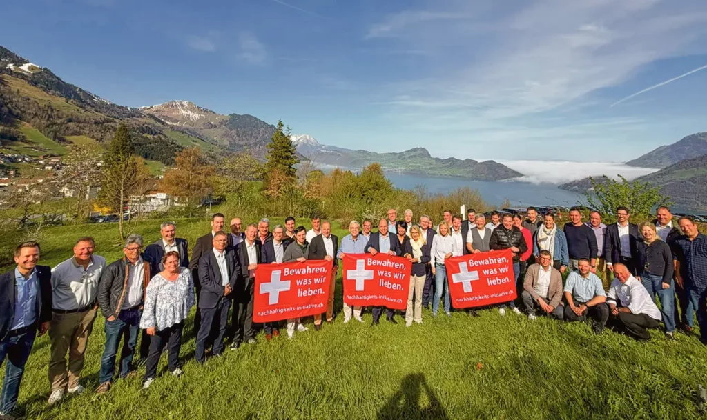 Des membres de l’UDC dans un paysage de carte postale