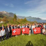 Des membres de l’UDC dans un paysage de carte postale