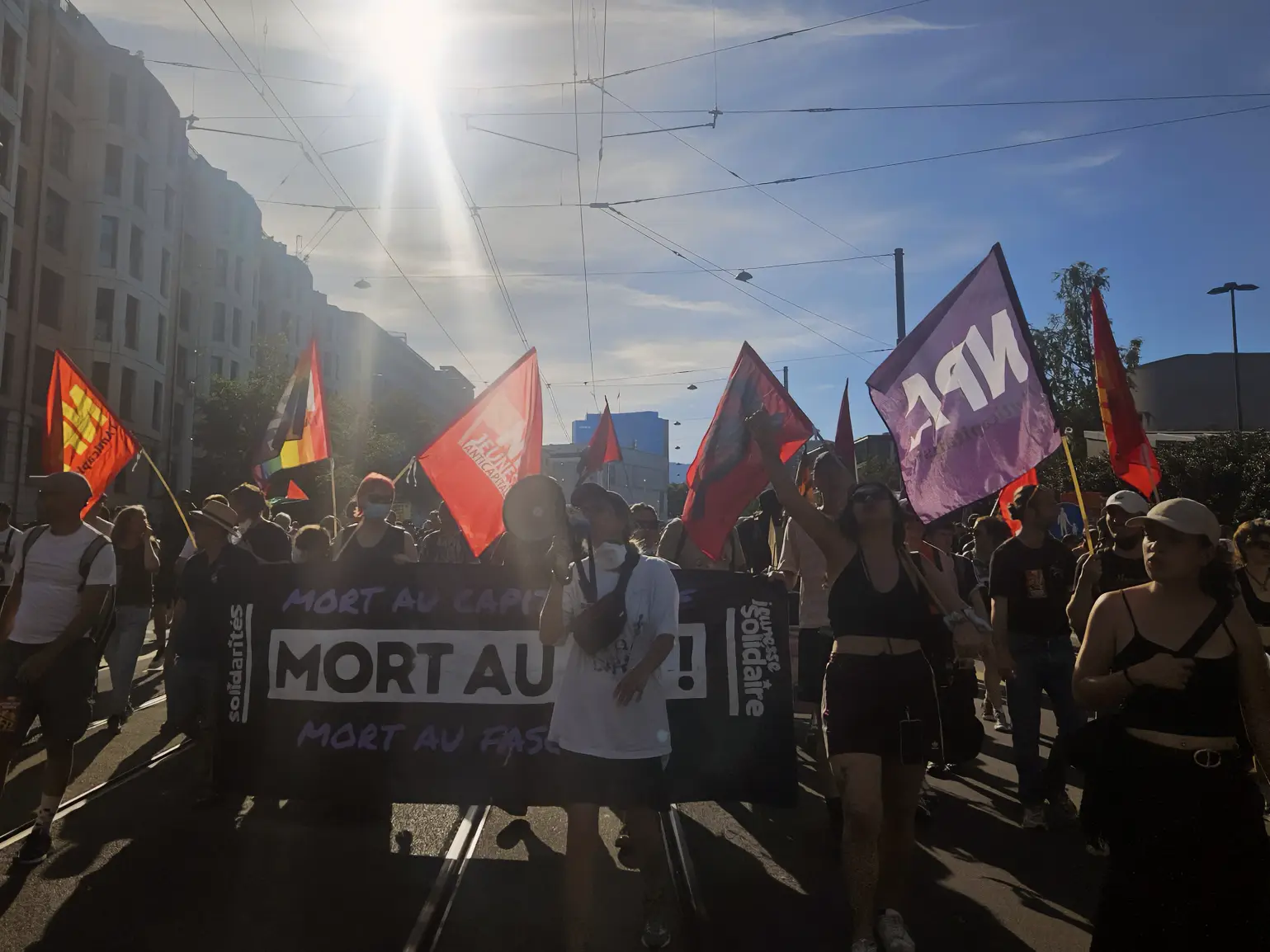 Des manifestants du NPA et de solidaritéS lors de la manifestation No-G7