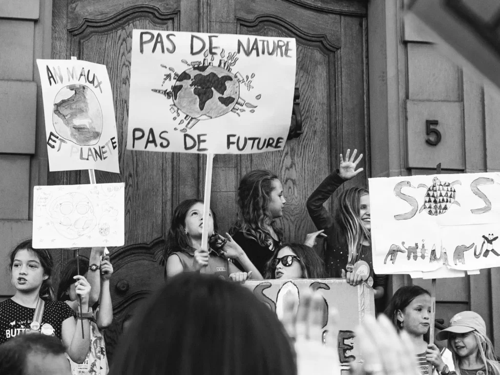Des pancartes contre la disparition des animaux à cause du réchauffement climatique