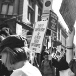 Pancarte “tuer le capitalisme, le petit est qui compte”