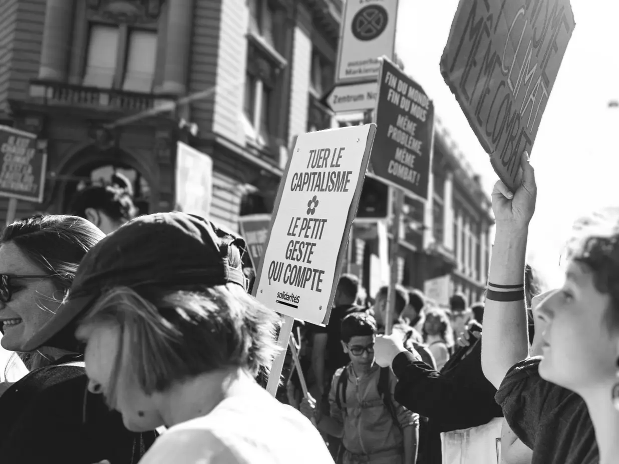 Pancarte “tuer le capitalisme, le petit est qui compte”