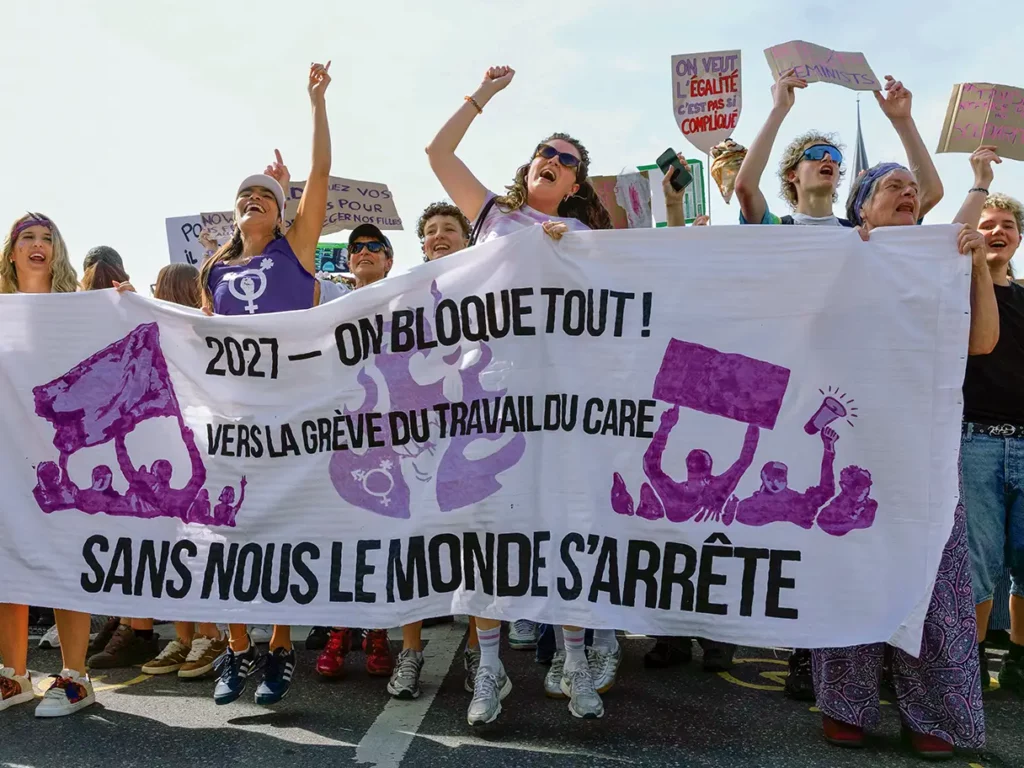 Une banderole qui annonce la grève féministe du care 2027