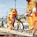 Ouvriers sur un chantier en pleine chaleur