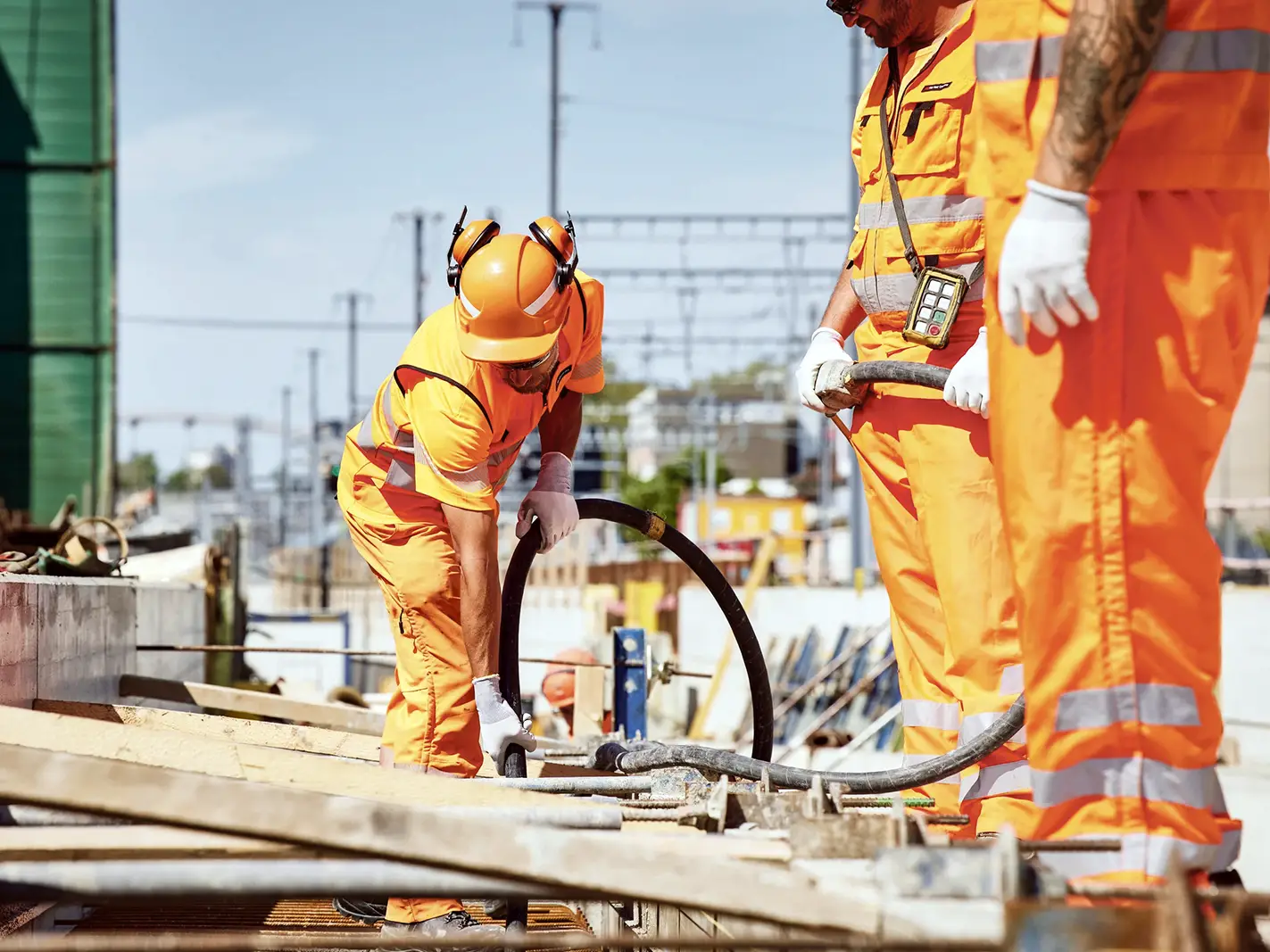 Ouvriers sur un chantier en pleine chaleur