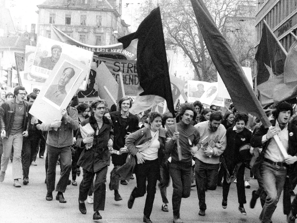 Des manifestants avec des portraits de Mao pendant la Révolution culturelle