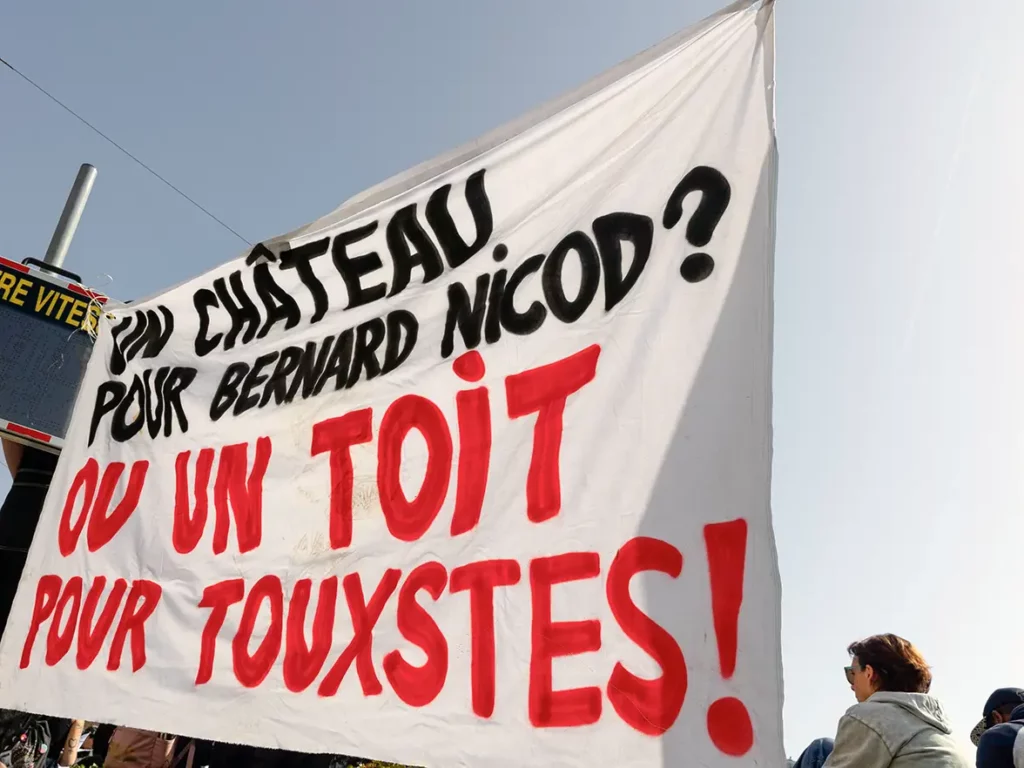 Une banderole en faveur d'un hébergement pour tous à Lausanne