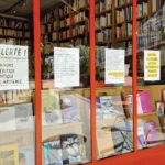 Des affiches à propos de la menace qui pèse sur les éditeurs indépendants en France