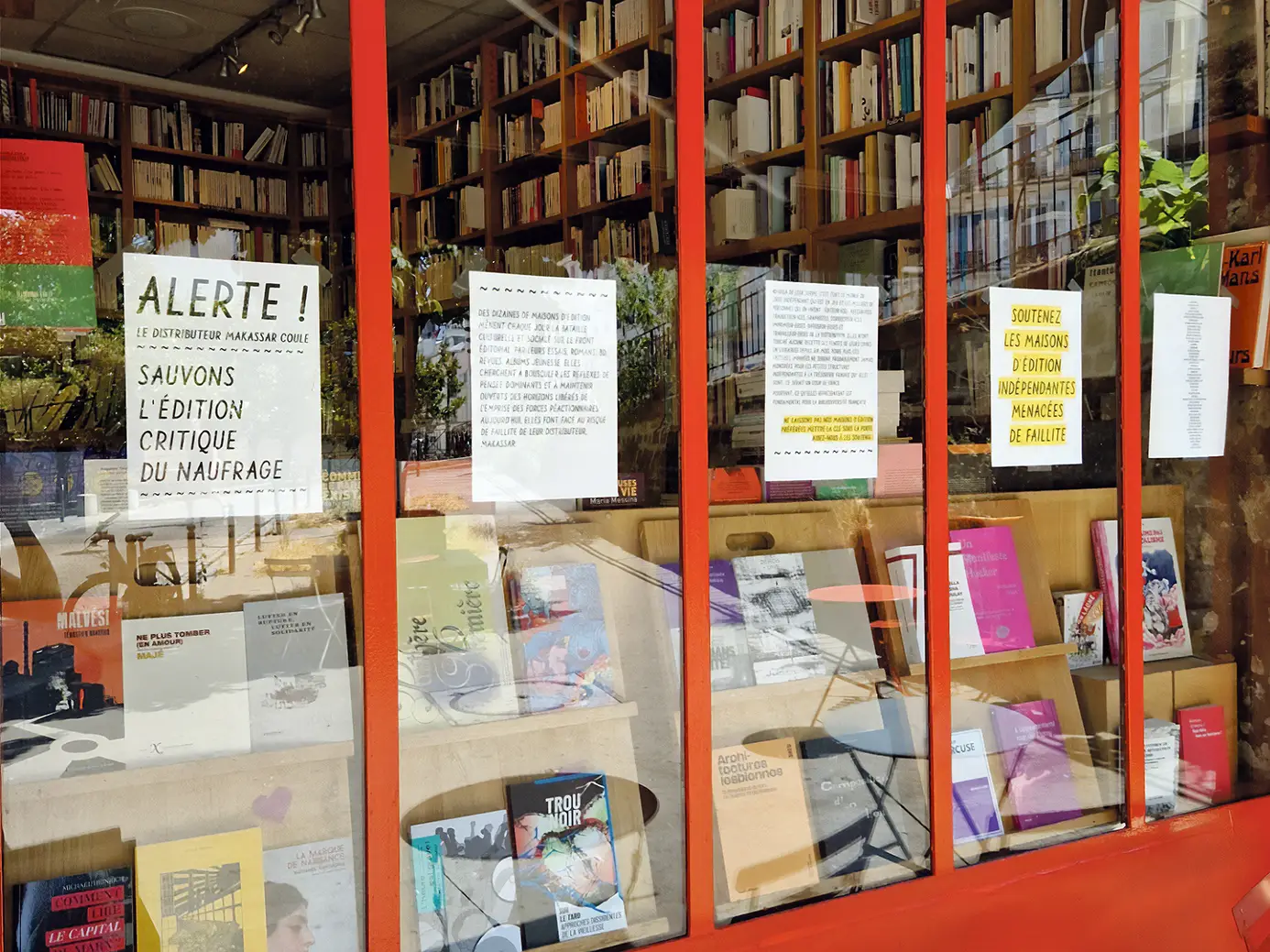 Des affiches à propos de la menace qui pèse sur les éditeurs indépendants en France